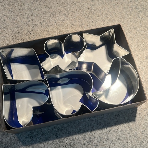 Vintage cake and sandwich cutters. - Picture 2 of 4